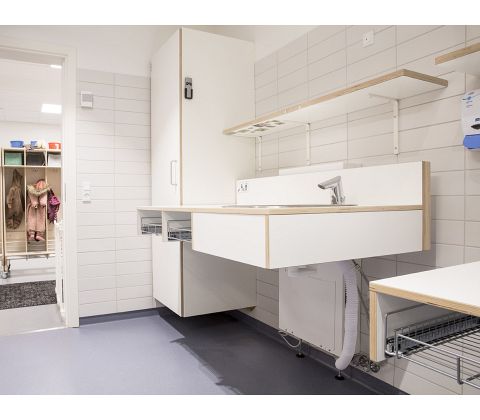 CE-mærket puslebord til institutioner 1400 x 900 mm fra ST Skoleinventar, inkl trådløs fjernbetjening og underlimet vask til højre