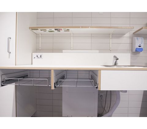 CE-mærket puslebord til institutioner 1400 x 900 mm fra ST Skoleinventar, inkl trådløs fjernbetjening og underlimet vask til højre