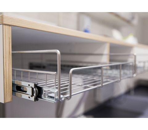 CE-mærket puslebord til institutioner 1400 x 900 mm fra ST Skoleinventar, inkl trådløs fjernbetjening og underlimet vask til højre