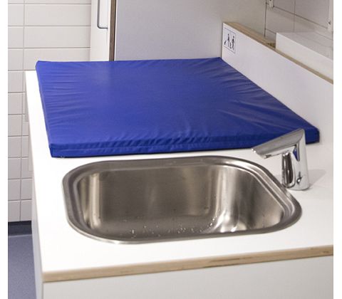 CE-mærket puslebord til institutioner 1400 x 900 mm fra ST Skoleinventar, inkl trådløs fjernbetjening og underlimet vask til højre