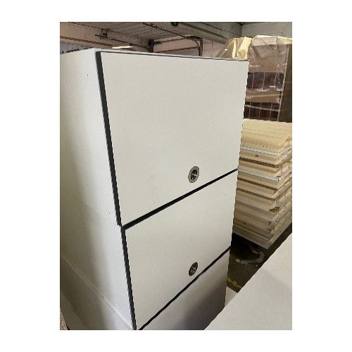 Overskabe med tophængt låge og skålegreb